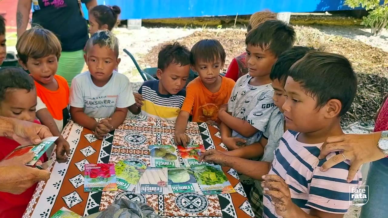 Enfants remplissant un vermicomposteur à Manihi